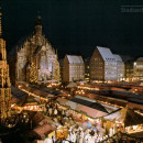 Der Nürnberger Christkindlesmarkt. Blick über den Markt, den Schönen Brunnen, im Hintergrund die Frauenkirche (1990)
