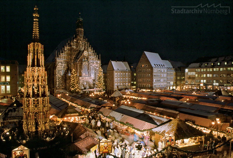 Der Nürnberger Christkindlesmarkt. Blick über den Markt, den Schönen Brunnen, im Hintergrund die Frauenkirche (1990)