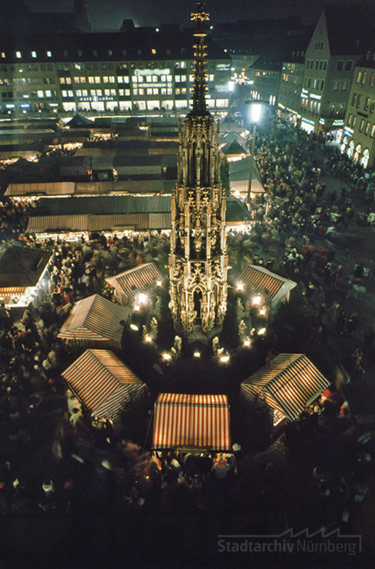 Der Nürnberger Christkindlesmarkt - Blick auf den Schönen Brunnen