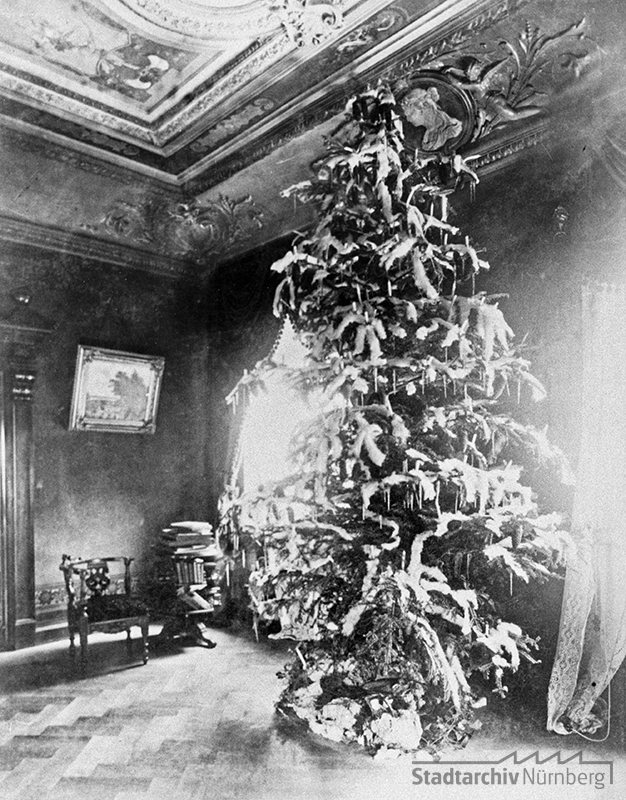 Ein prächtiger Weihnachtsbaum in der Villa des Kunstanstaltsbesitzers Karl Anton Pocher. Der Baum ist geschmückt mit Schnee, Eiszapfen, Tannenzapfen und Kerzen. Quelle Stadtarchiv Nürnberg
