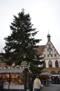 Ein Blick auf den Amberger Weihnachtsmarkt am Eröffnungstag 2015; im Hintergrund das historische Rathaus. 