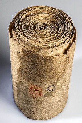 Restaurierungsbedürftig: 6 Meter Papier, zu einer Schriftrolle zusammengebunden. (Stadtarchiv Nürnberg A 1, 1409 Mai 3 - Foto: Julia Kraus)