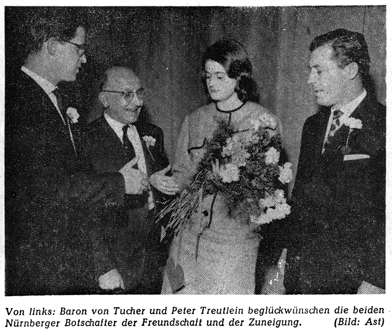 Das Nürnberger Valentins-Paar wird von Baron von Tucher und Peter Treutlein beglückwünscht.