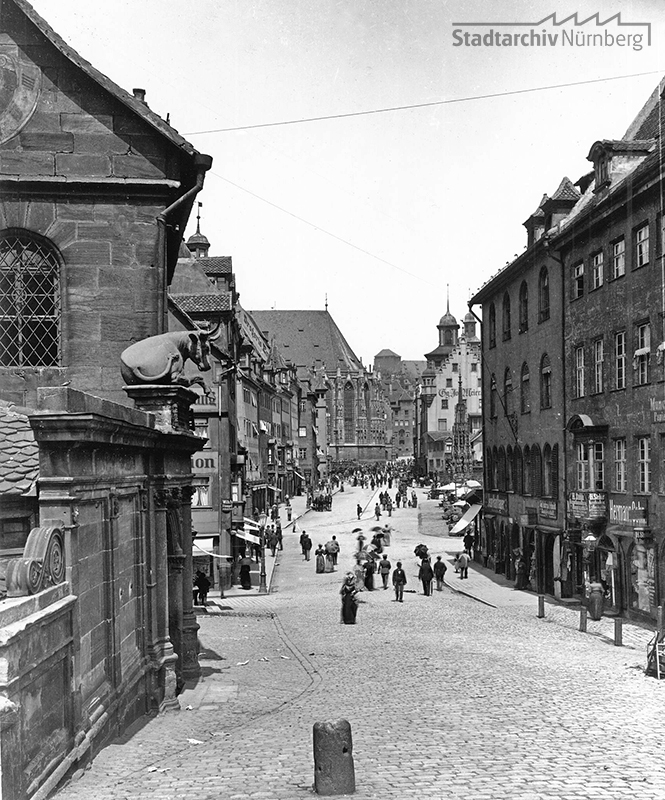 Blick von der Fleischbrücke auf den Hauptmarkt, um 1890. (Stadtarchiv Nürnberg, A 47/II, Sammlung Ferdinand und Georg Schmidt, KS-110-12)