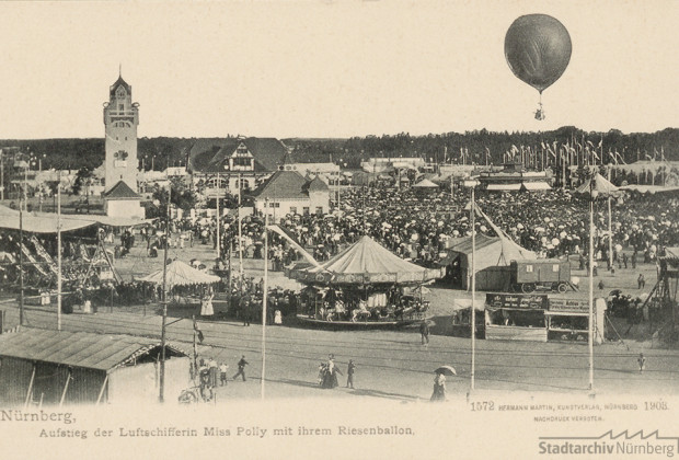 Postkarte vom Aufstieg der Luftschifferin Miss Polly mit ihrem Riesenballon über dem Volksfest von 1903 (Stadtarchiv Nürnberg A 5 Nr. 4864)