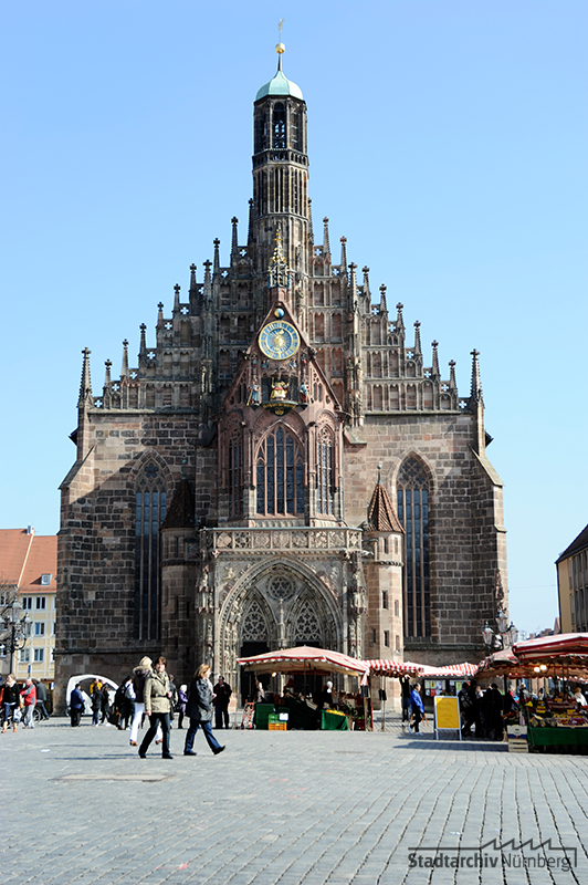 Westfassade der Frauenkirche am Hauptmarkt, Fotografie Julia Kraus 2012 (Stadtarchiv Nürnberg A 96 Nr. 1117)