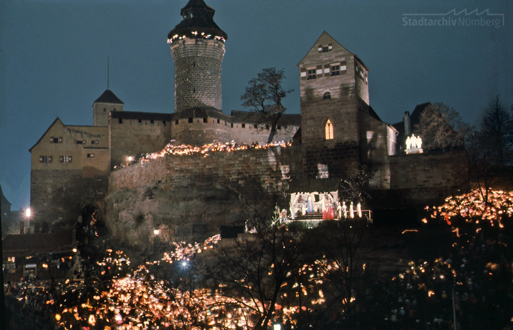 Das Foto zeigt die Darstellung der Weihnachtsgeschichte am Ölberg unterhalb der Burg. Quelle Stadtarchiv Nürnberg