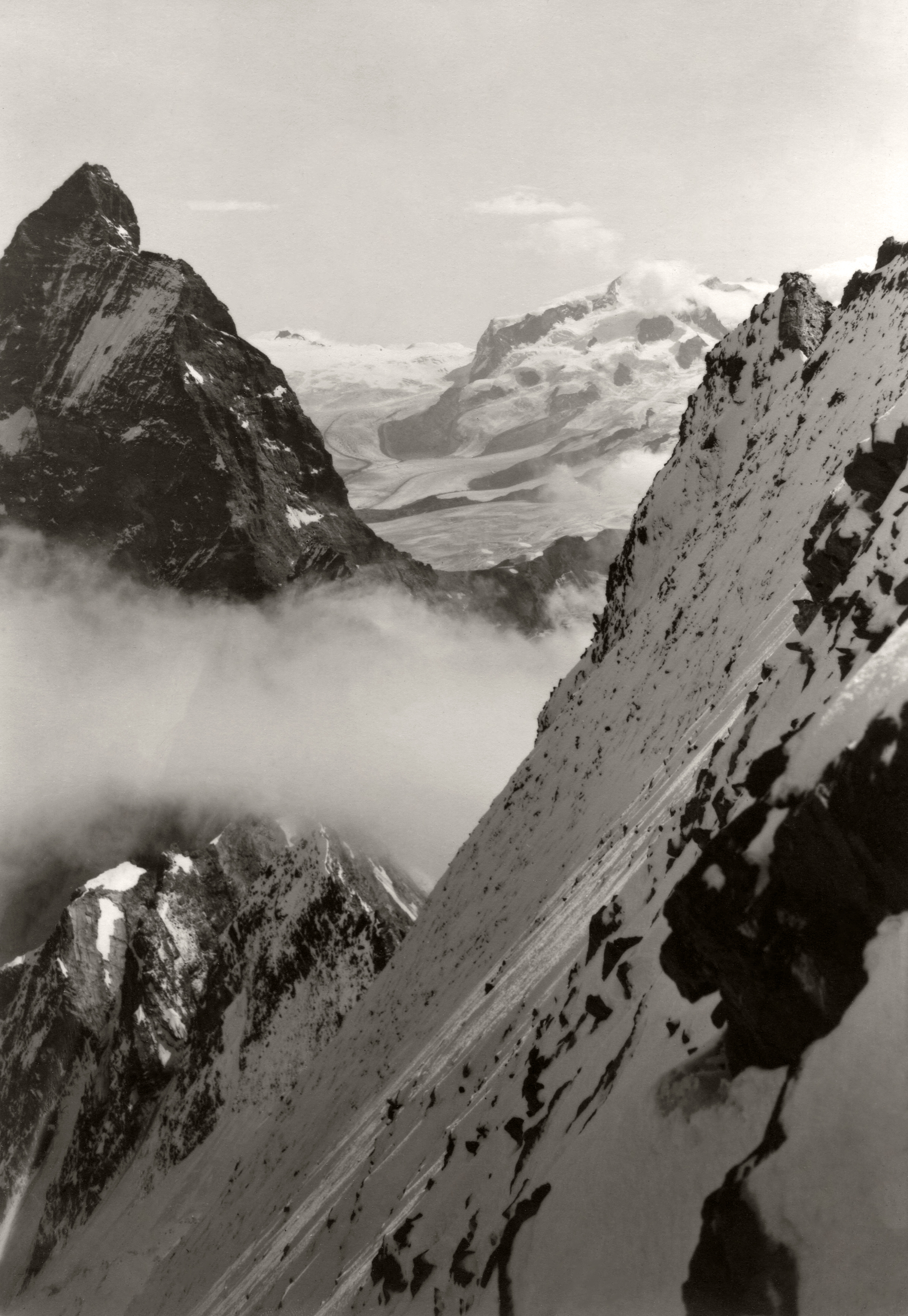 Matterhorn und Monte Rosa von der Nordwand des Dent d’Hérens. September 1929.