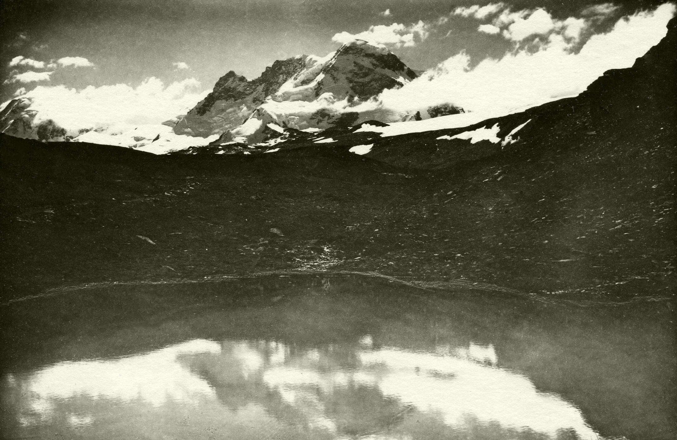 Breithorn vom Schwarzsee. Der kleine Bergsee oberhalb von Zermatt ist Aussichtspunkt für das Monte Rosa-Massiv, die Mischabelgruppe und das Matterhorn. Sommer 1926.