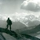 Vom Rothormgletscher gegen die Monte Rosa-Gruppe, im Vordergrund Theodor Kronig. Sommer 1929.