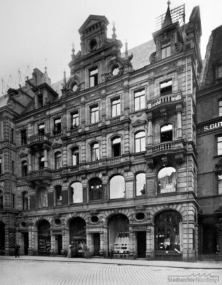 Das Gebäude Josephsplatz 3 mit den Räumlichkeiten des Textilwarengeschäfts S. Guttmann im Erdgeschoss und 1. Stock. Foto, um 1890. (Stadtarchiv Nürnberg A 35 Nr. 89/41)