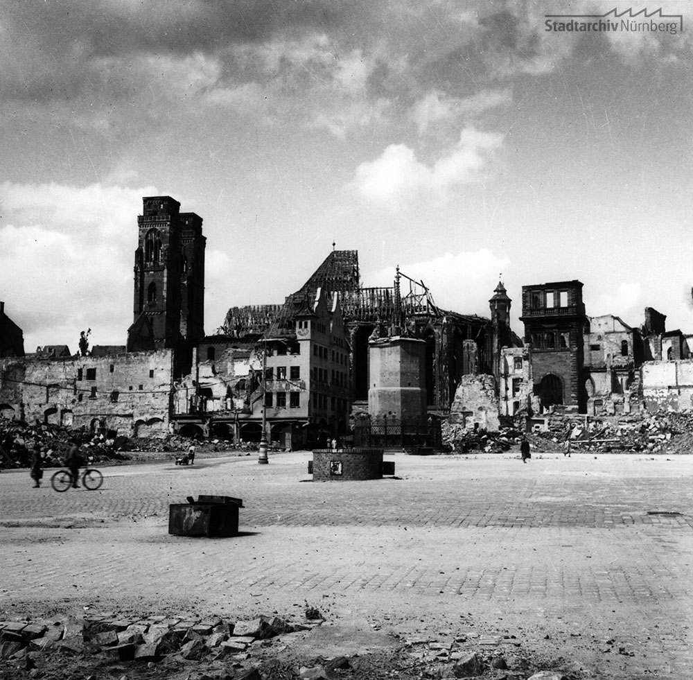 Das im Zweiten Weltkrieg zerstörte IHK-Gebäude, Hauptmarkt 25