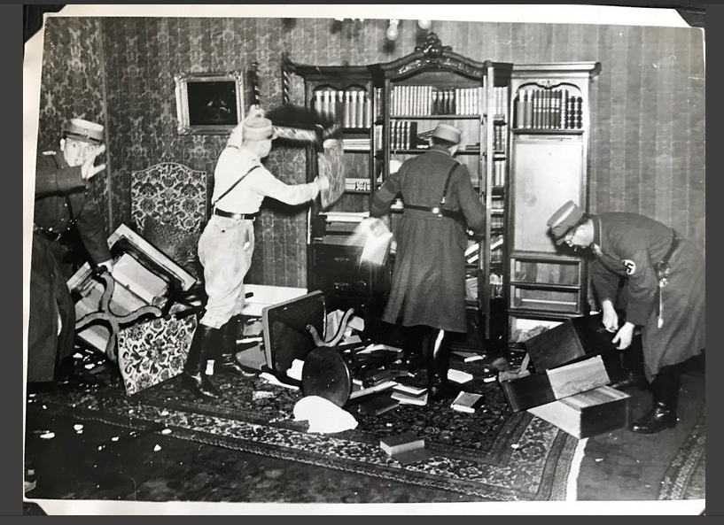 Ein Beispiel aus den auf Twitter veröffentlichen Fotos: SA-Leute verwüsten am 9. November 1938 vermutlich in Nürnberg eine jüdische Wohnung