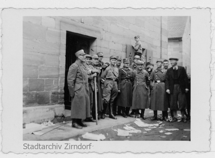 SA Gruppenfoto vor Synagoge